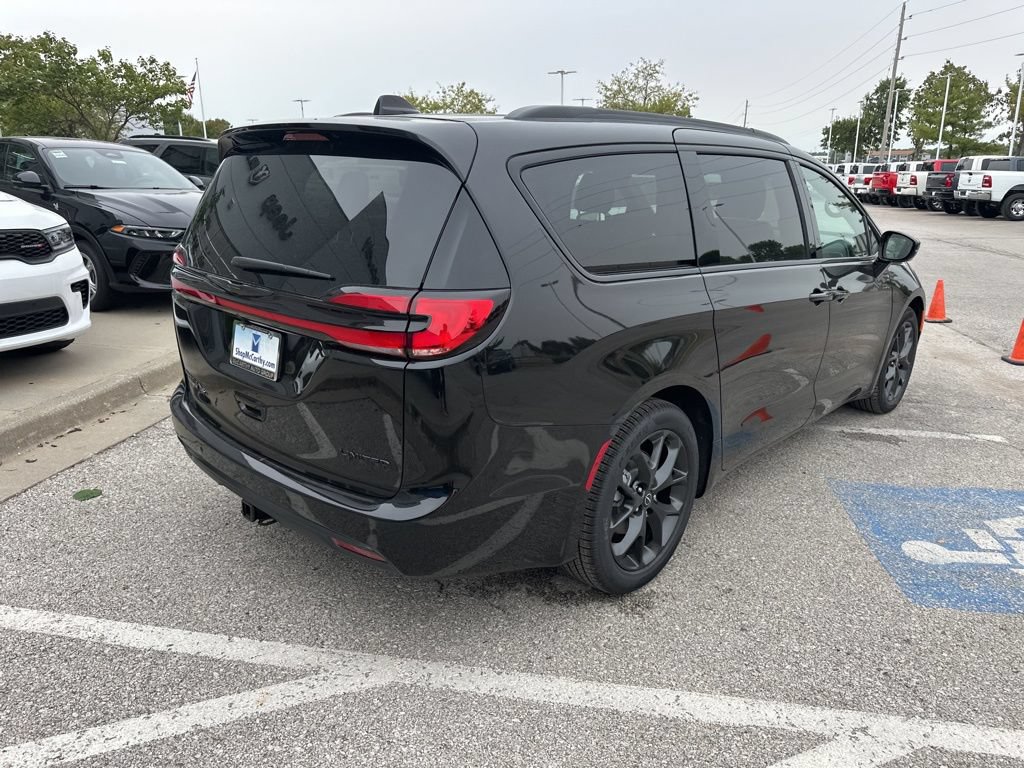 New 2026 Chrysler Pacifica Limited w/ S Appearance Package FWD image 31