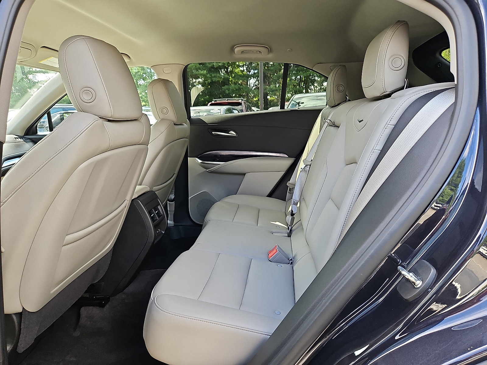 Used 2022 Cadillac XT4 Luxury w/ Cold Weather Package AWD/4WD image 12