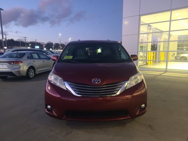 Used 2017 Toyota Sienna XLE image 2