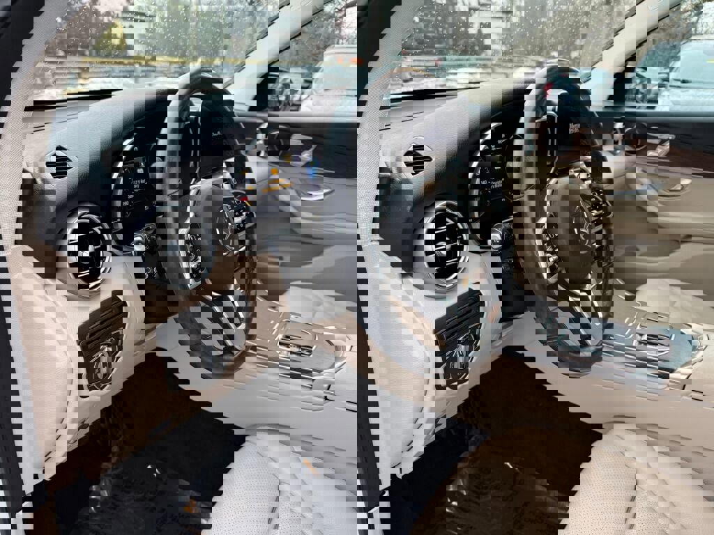 Used 2021 Mercedes-Benz GLC 300 4MATIC image 11