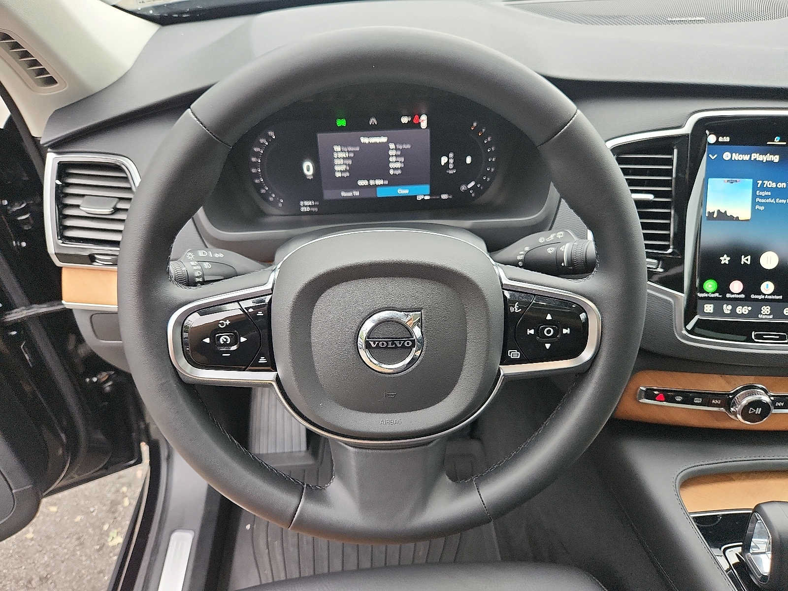 Certified 2024 Volvo XC90 B6 Plus w/ Protection Package Premier AWD/4WD image 18