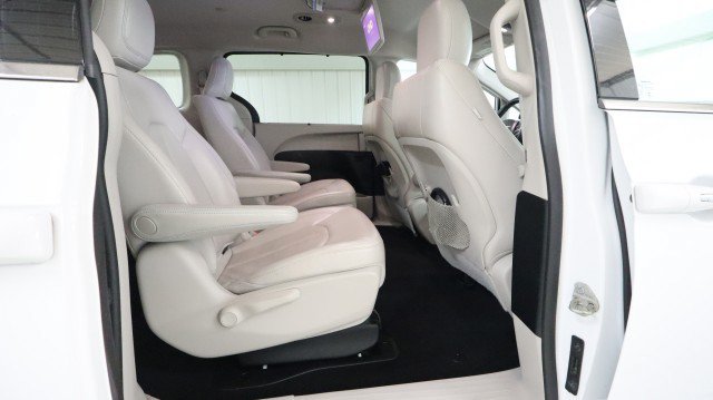 Used 2018 Chrysler Pacifica Touring-L FWD image 11
