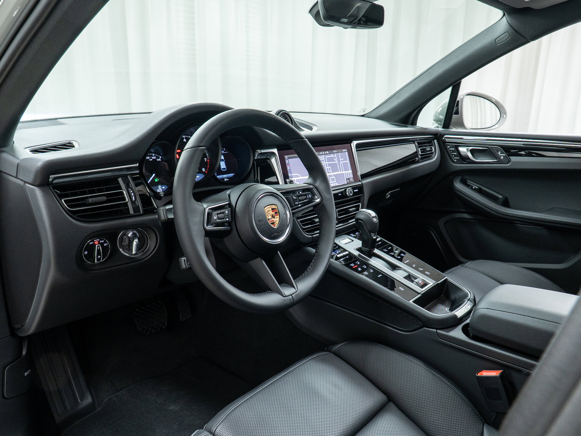 Used 2025 Porsche Macan image 15