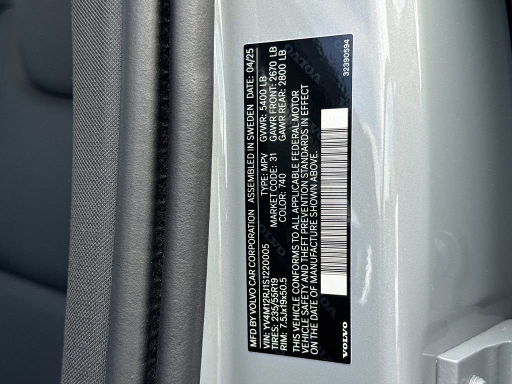 Certified 2025 Volvo XC60 B5 Core image 28