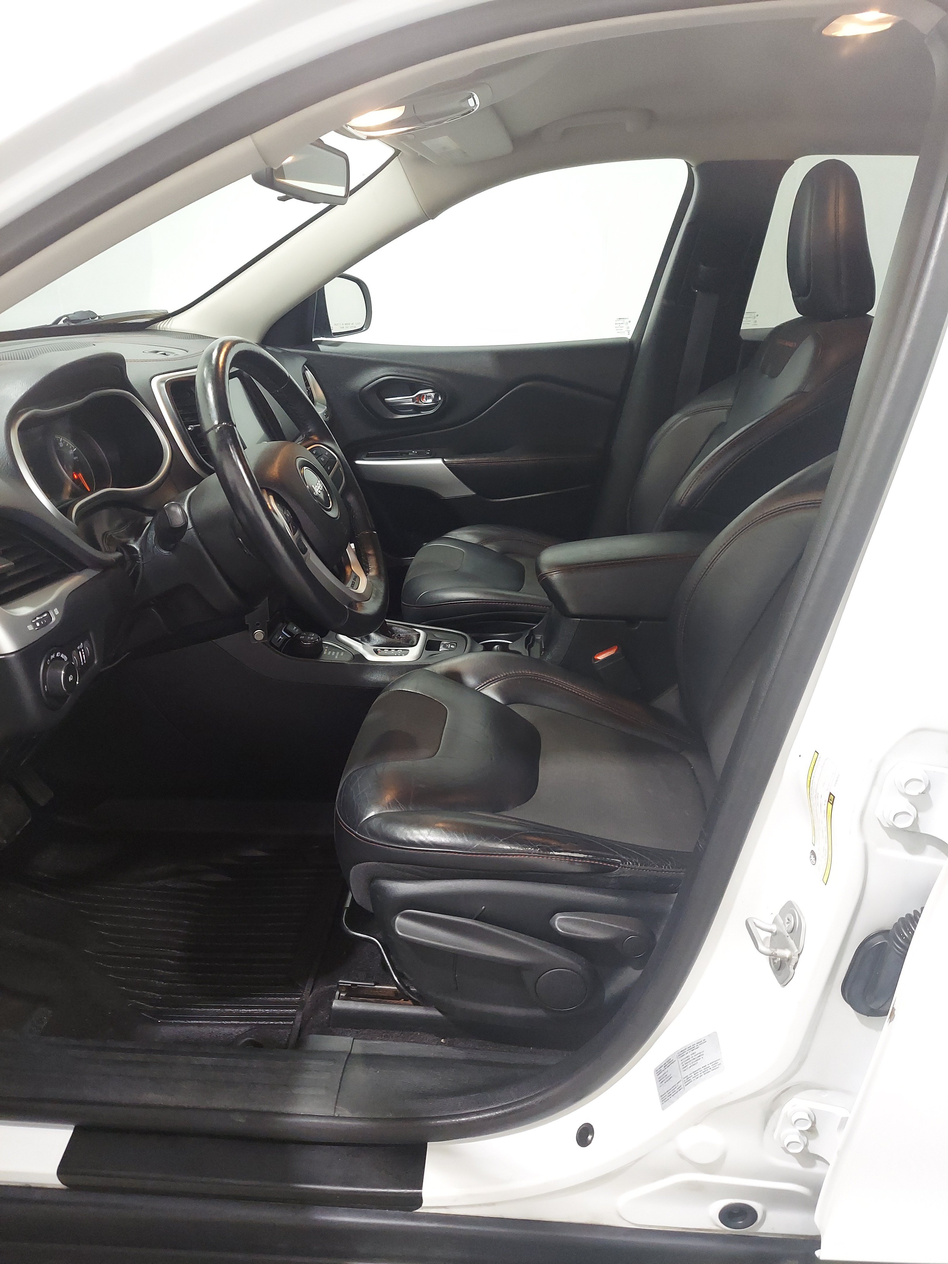 Used 2017 Jeep Cherokee Trailhawk w/ Cold Weather Group AWD/4WD image 13