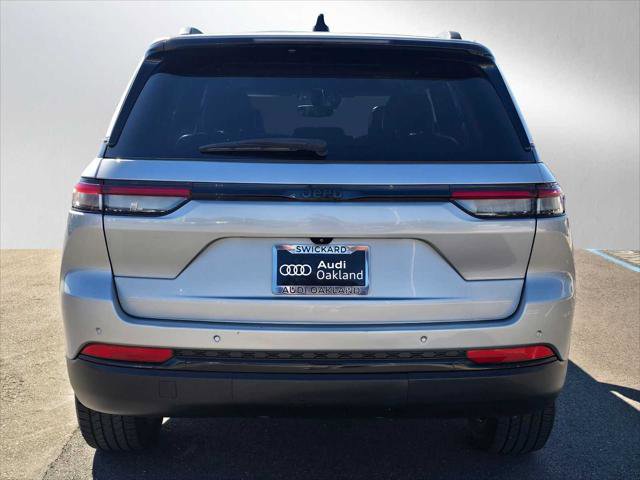 Used 2023 Jeep Grand Cherokee Altitude image 4