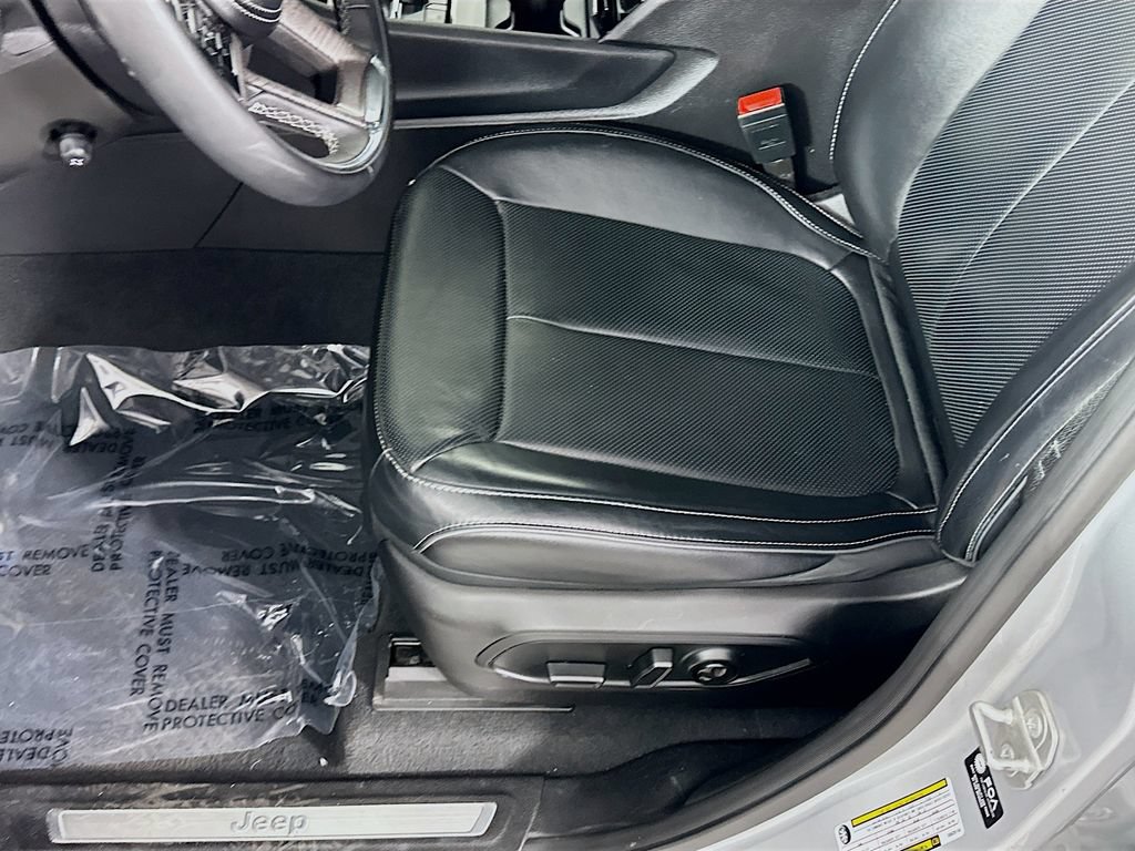 Certified 2025 Jeep Grand Cherokee L Overland w/ Rear Seat Video Group I AWD/4WD image 31