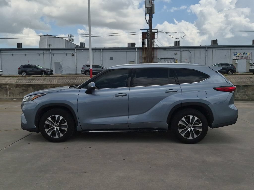 Used 2020 Toyota Highlander XLE FWD image 3