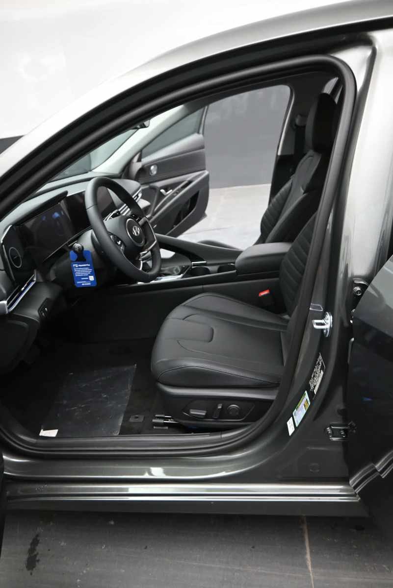 New 2026 Hyundai Elantra Limited FWD image 17