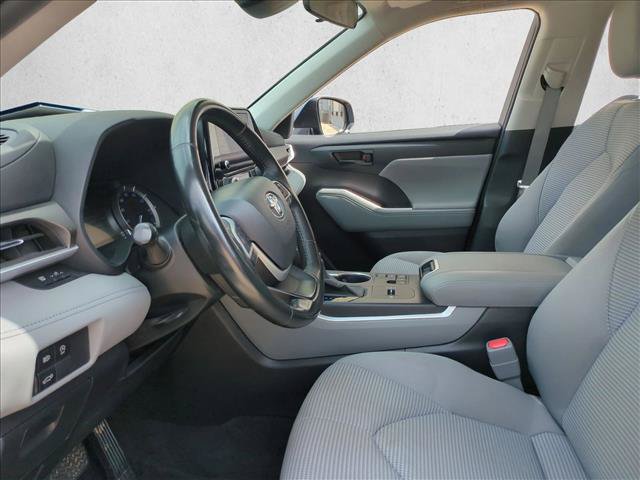 Used 2024 Toyota Highlander LE FWD image 15