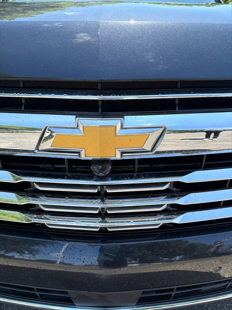 Used 2025 Chevrolet Suburban Premier AWD/4WD image 2