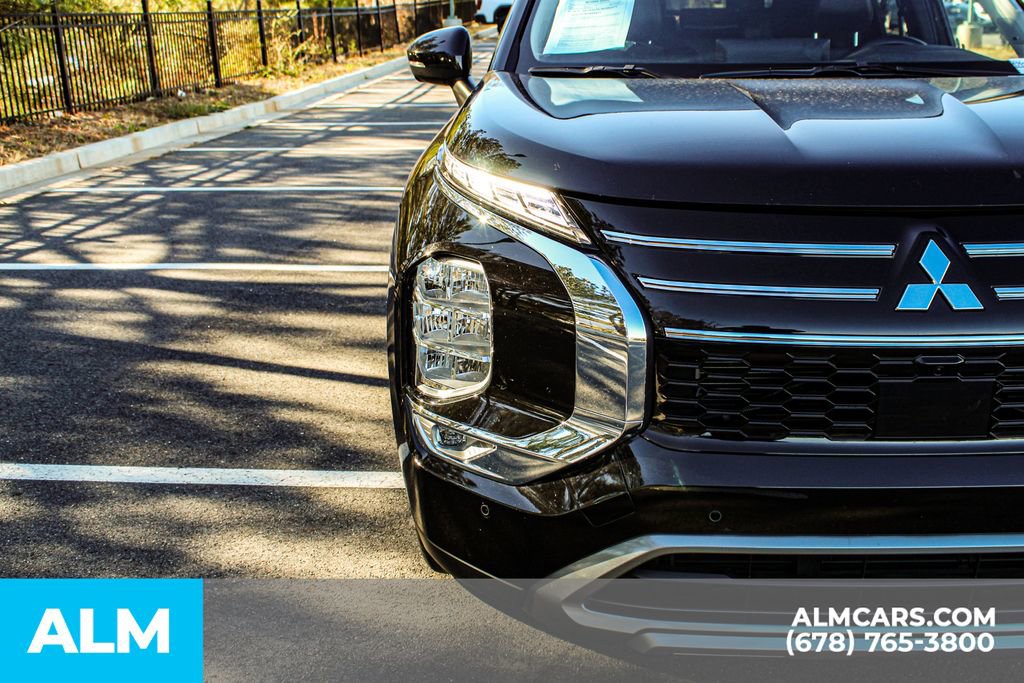 Used 2025 Mitsubishi Outlander SE image 12