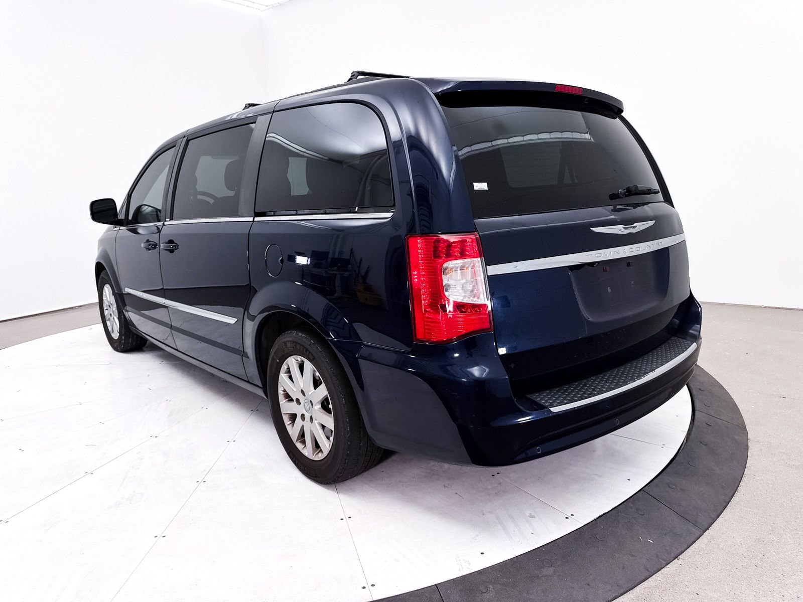 Used 2013 Chrysler Town & Country Touring FWD image 2