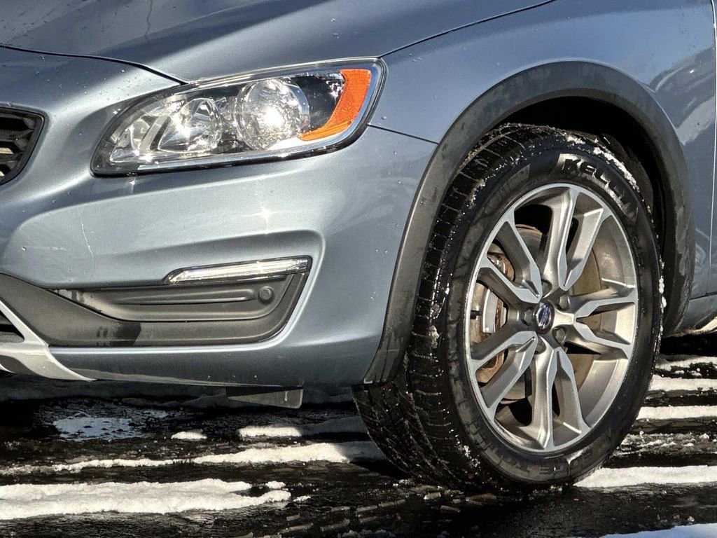 Used 2017 Volvo V60 T5 Cross Country w/ Convenience Package image 8