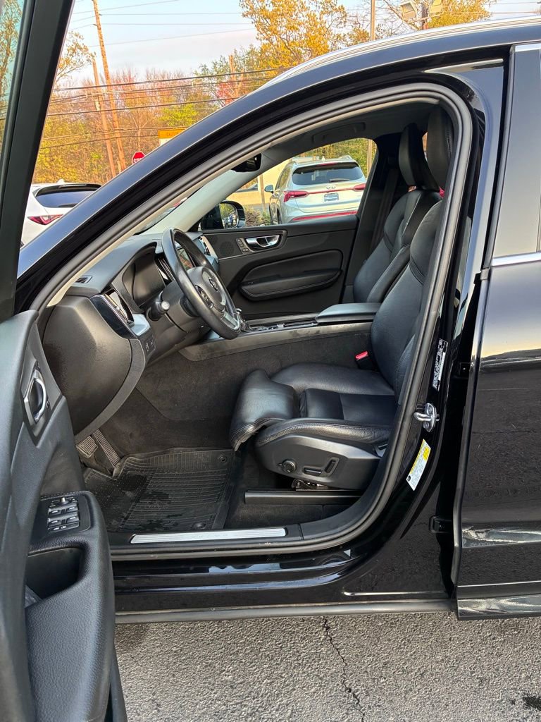 Used 2019 Volvo XC60 T6 Momentum w/ Premium Package image 25