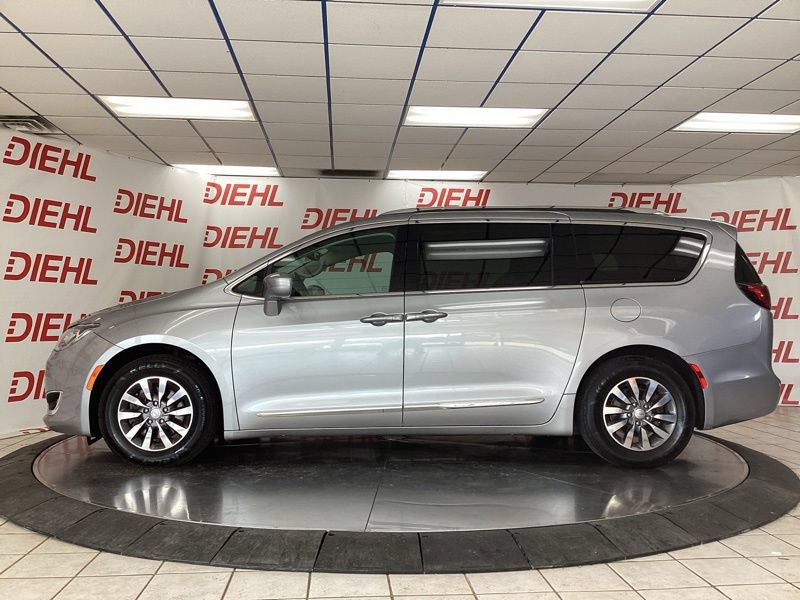 Used 2019 Chrysler Pacifica Touring-L Plus FWD image 4