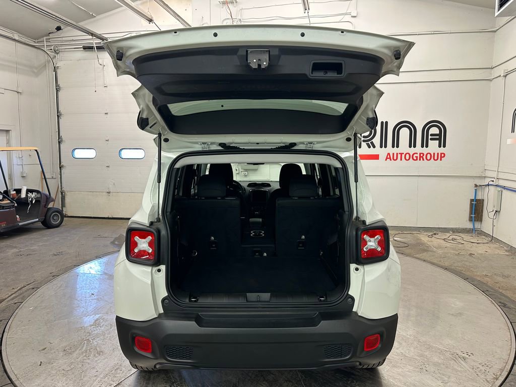 Certified 2022 Jeep Renegade Latitude w/ Convenience Group image 9