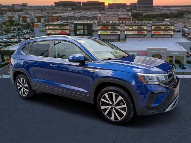 Used 2022 Volkswagen Taos SE w/ Panoramic Sunroof Package FWD image 1