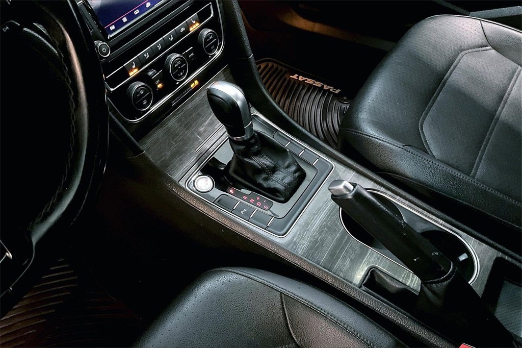 Used 2018 Volkswagen Passat 2.0T SE image 17