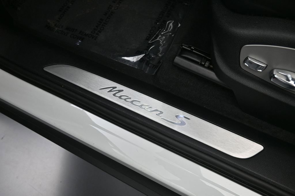 Certified 2023 Porsche Macan S AWD/4WD image 27