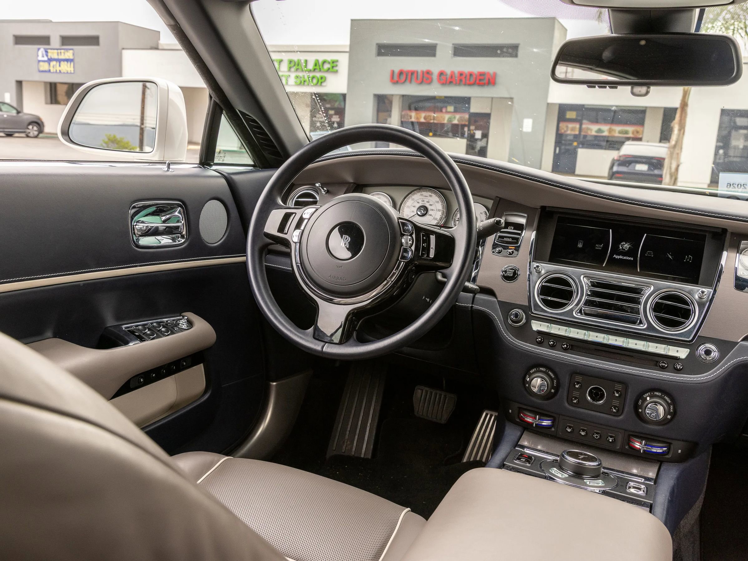 Used 2020 Rolls-Royce Dawn image 35