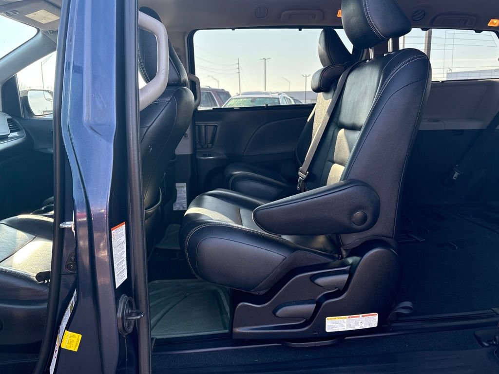 Used 2019 Toyota Sienna SE image 29