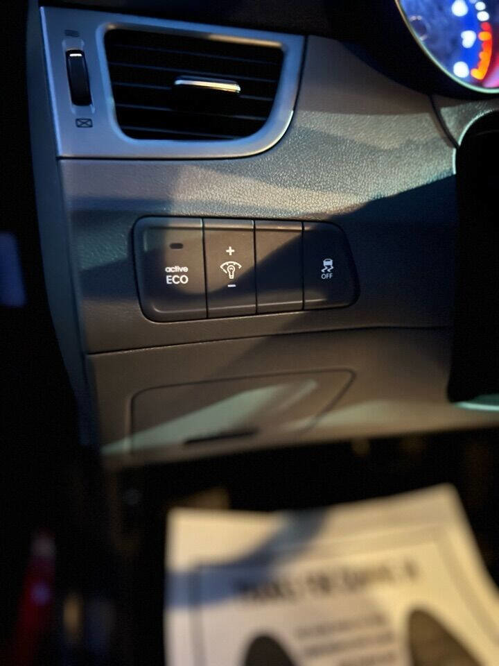 Used 2016 Hyundai Elantra SE image 16