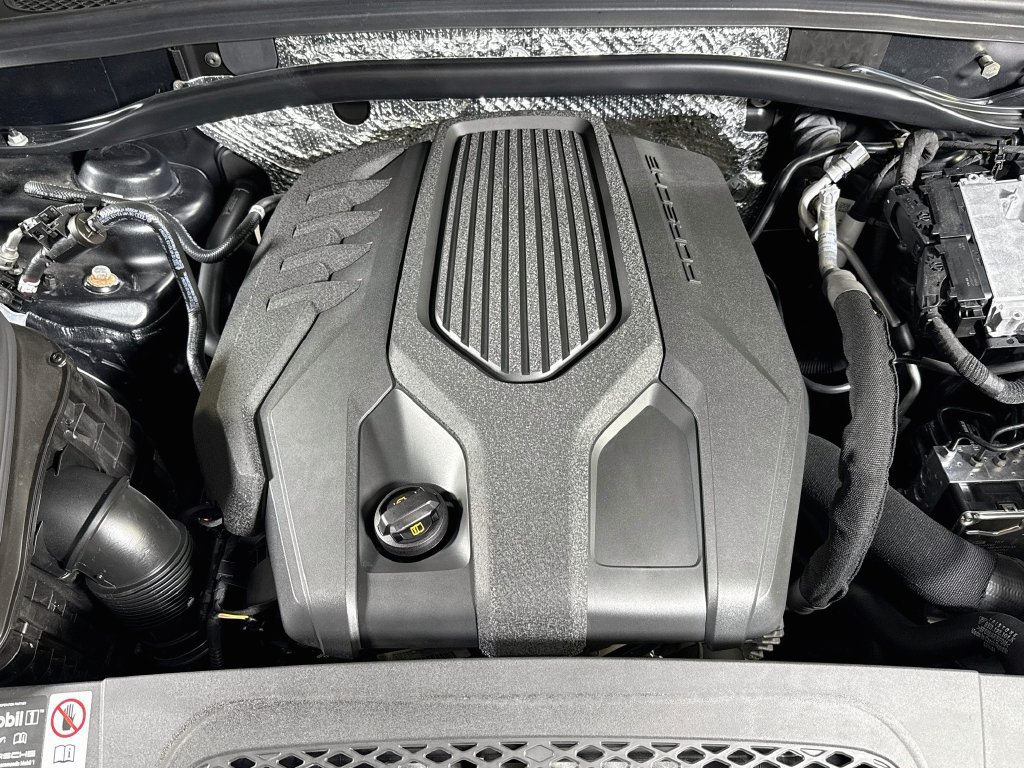 Certified 2025 Porsche Macan AWD/4WD image 25