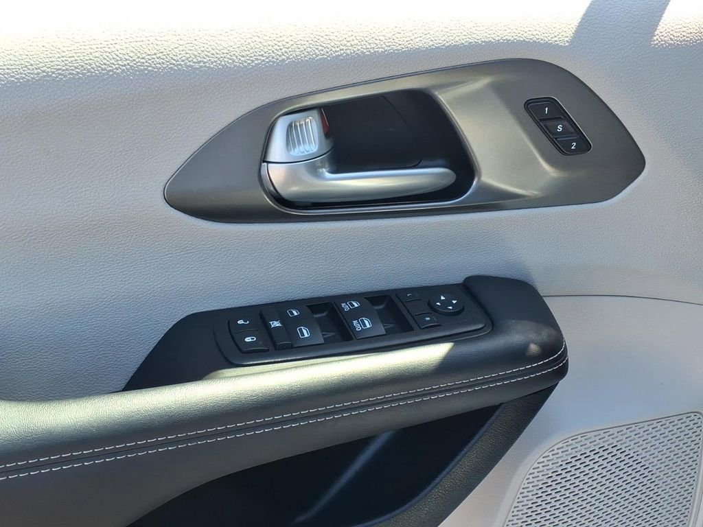 Used 2024 Chrysler Pacifica Touring-L image 4