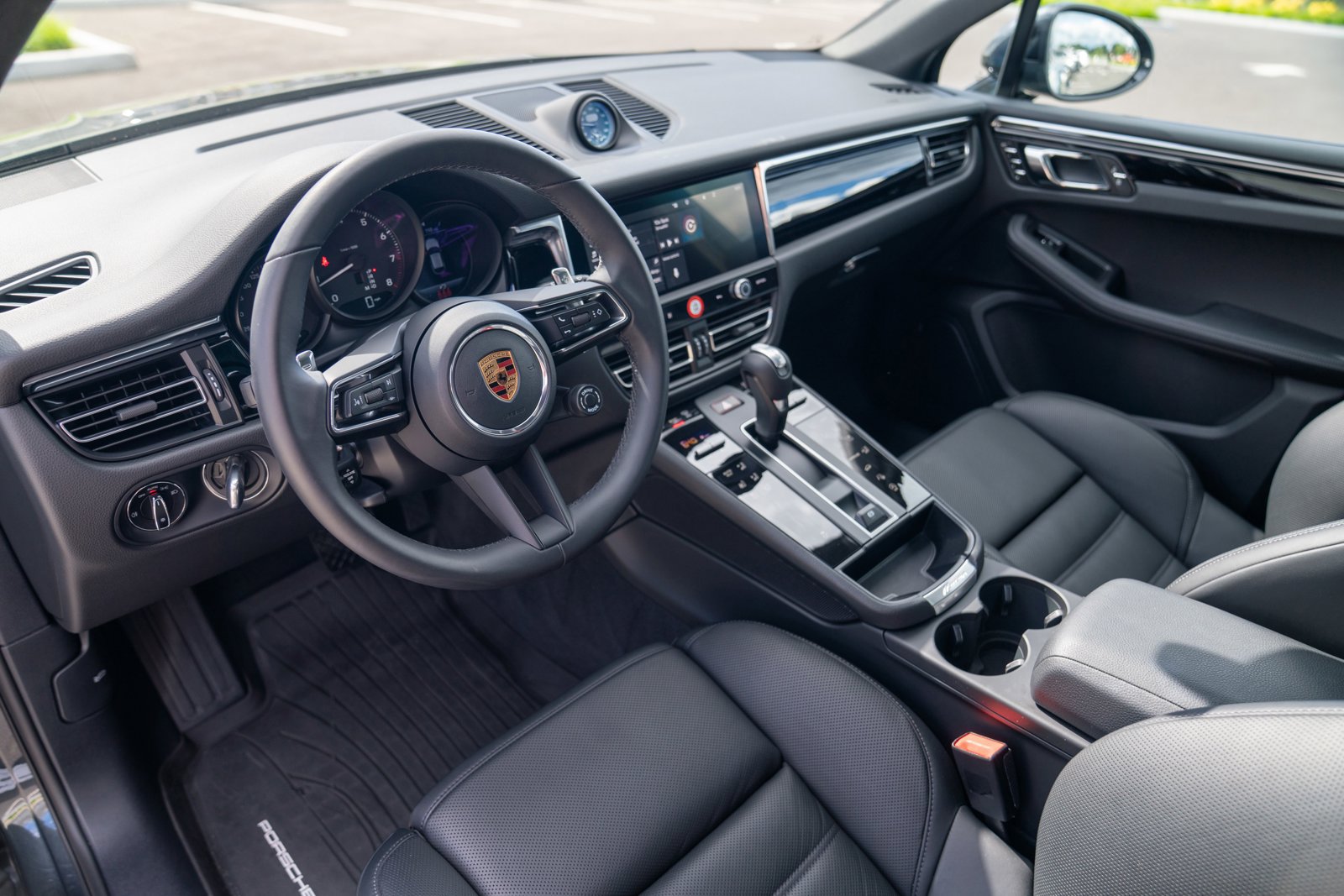 Certified 2026 Porsche Macan AWD/4WD image 4