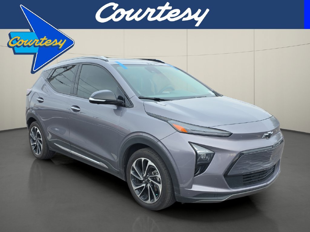 Used 2023 Chevrolet Bolt EUV Premier w/ Sun & Sound Package FWD image 1