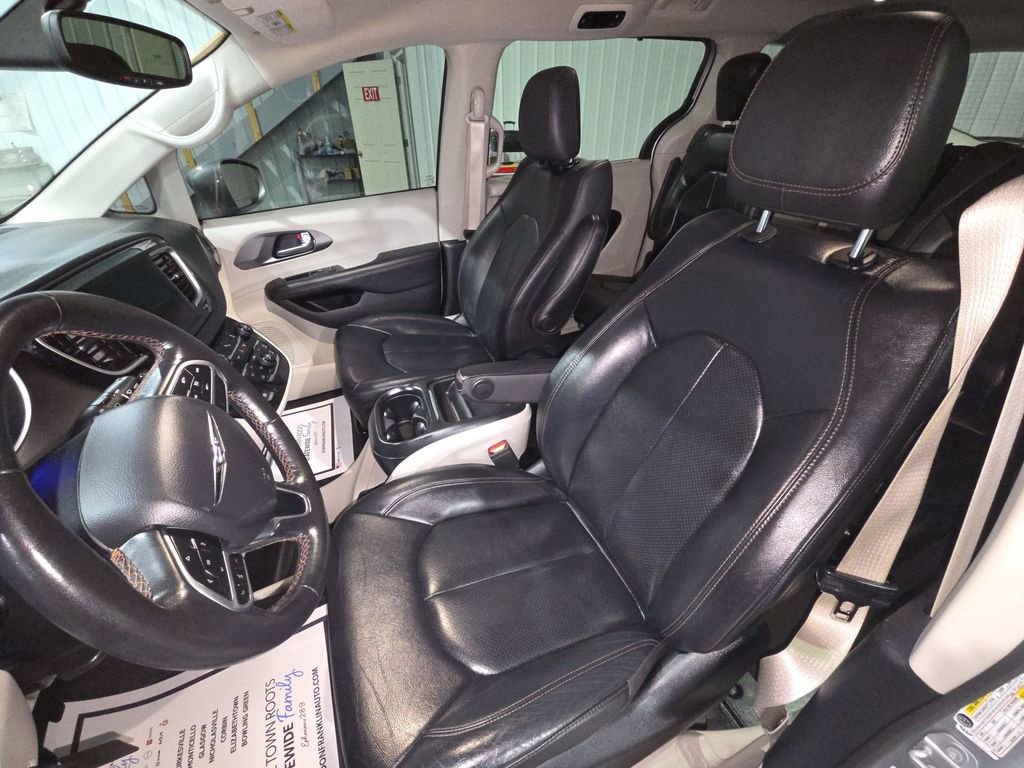 Used 2020 Chrysler Pacifica Touring-L FWD image 15