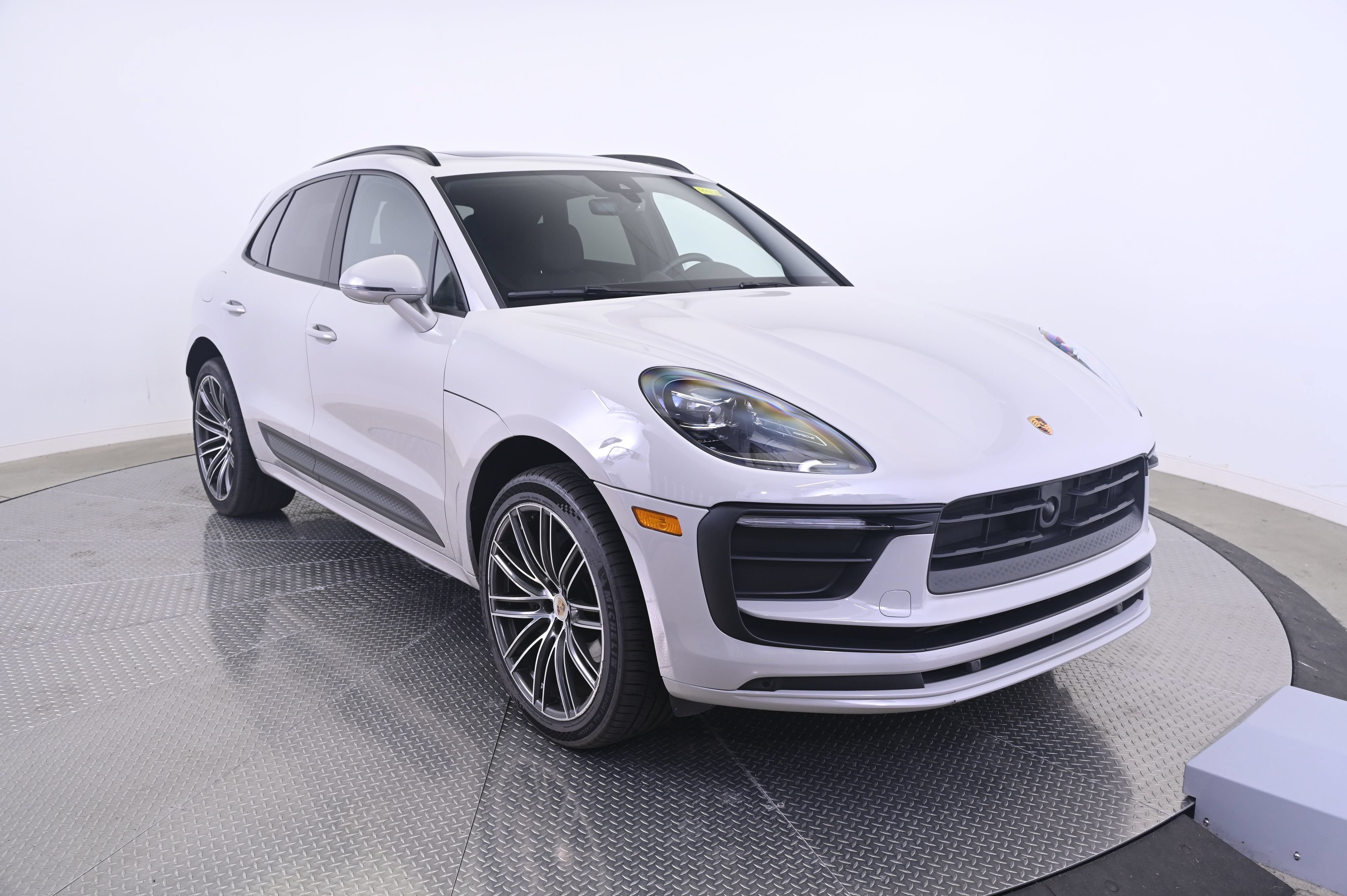 Certified 2023 Porsche Macan AWD/4WD image 9