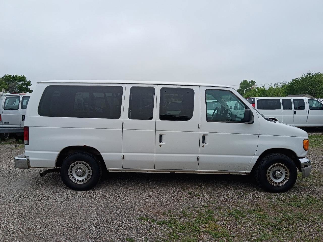 Used 2003 Ford E-150 and Econoline 150 Wagon RWD image 4