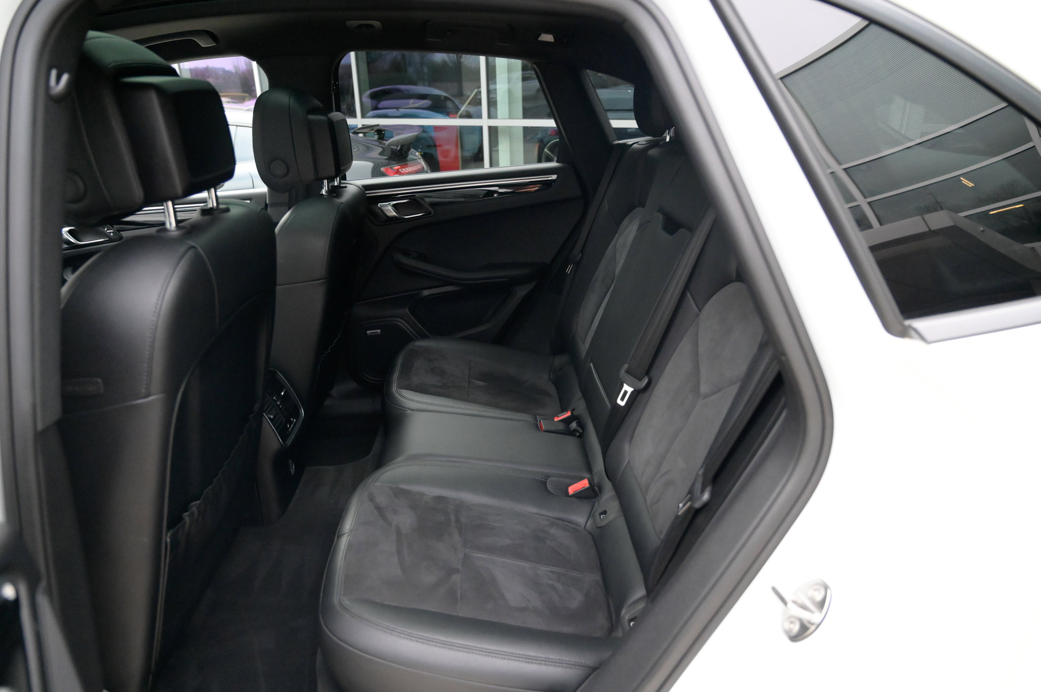 Used 2018 Porsche Macan AWD/4WD image 37