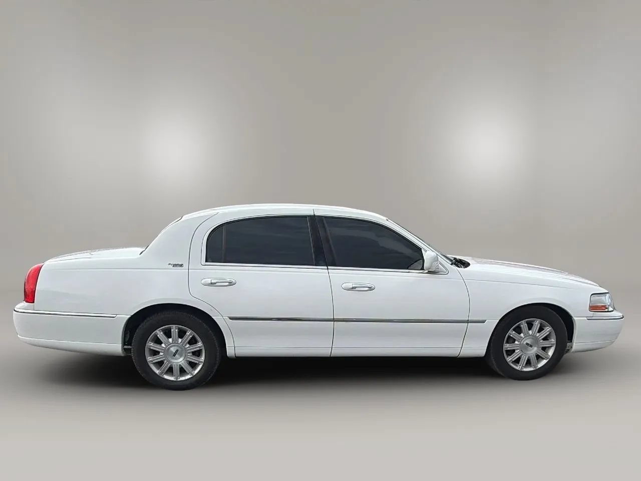 Used 2009 Lincoln Town Car Signature Limited RWD image 5
