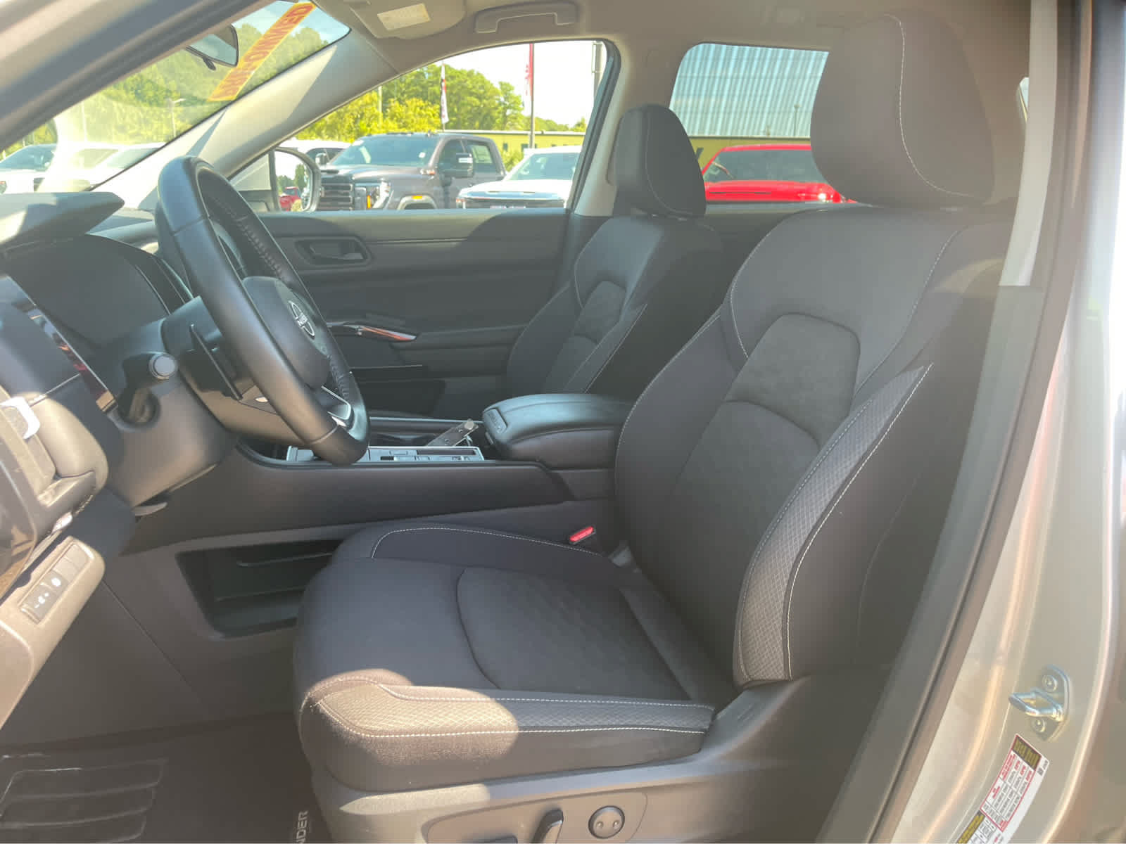 Used 2024 Nissan Pathfinder SV FWD image 12