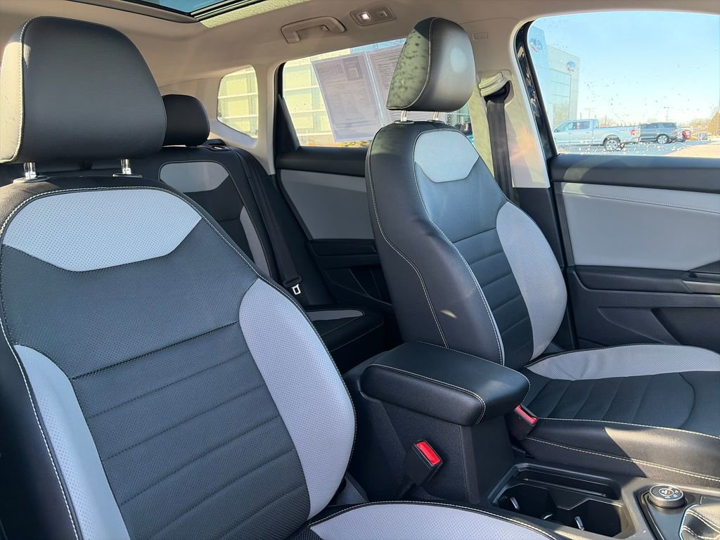 Used 2022 Volkswagen Taos SEL image 12