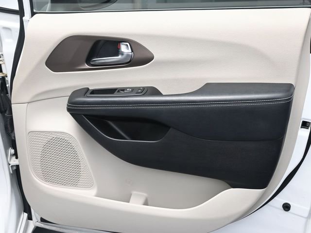 Used 2023 Chrysler Voyager LX image 31