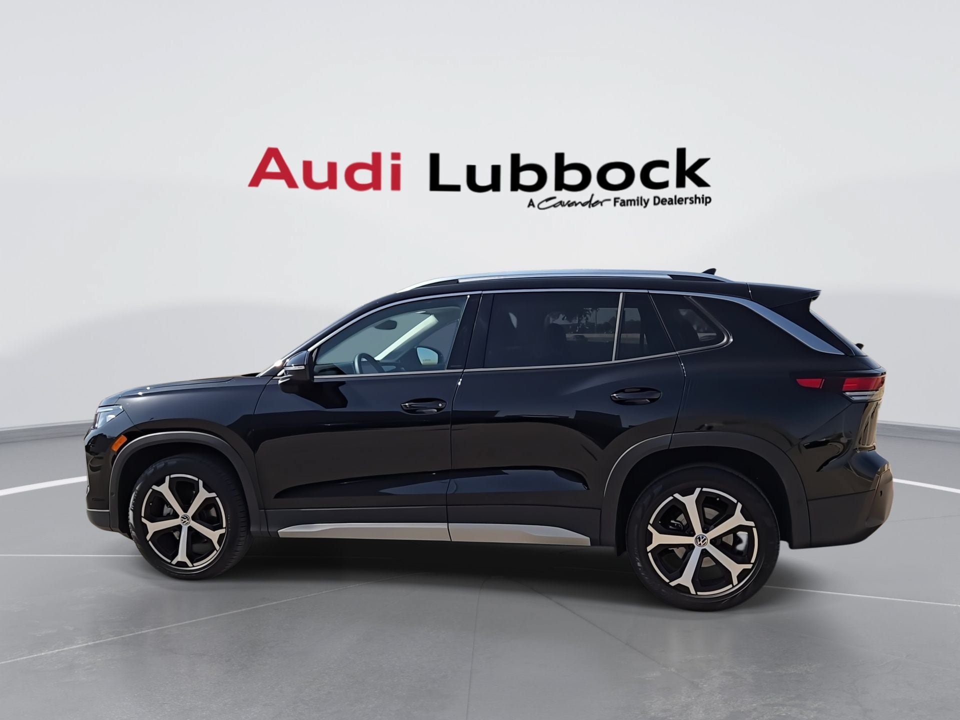 Used 2025 Volkswagen Tiguan SE FWD image 6