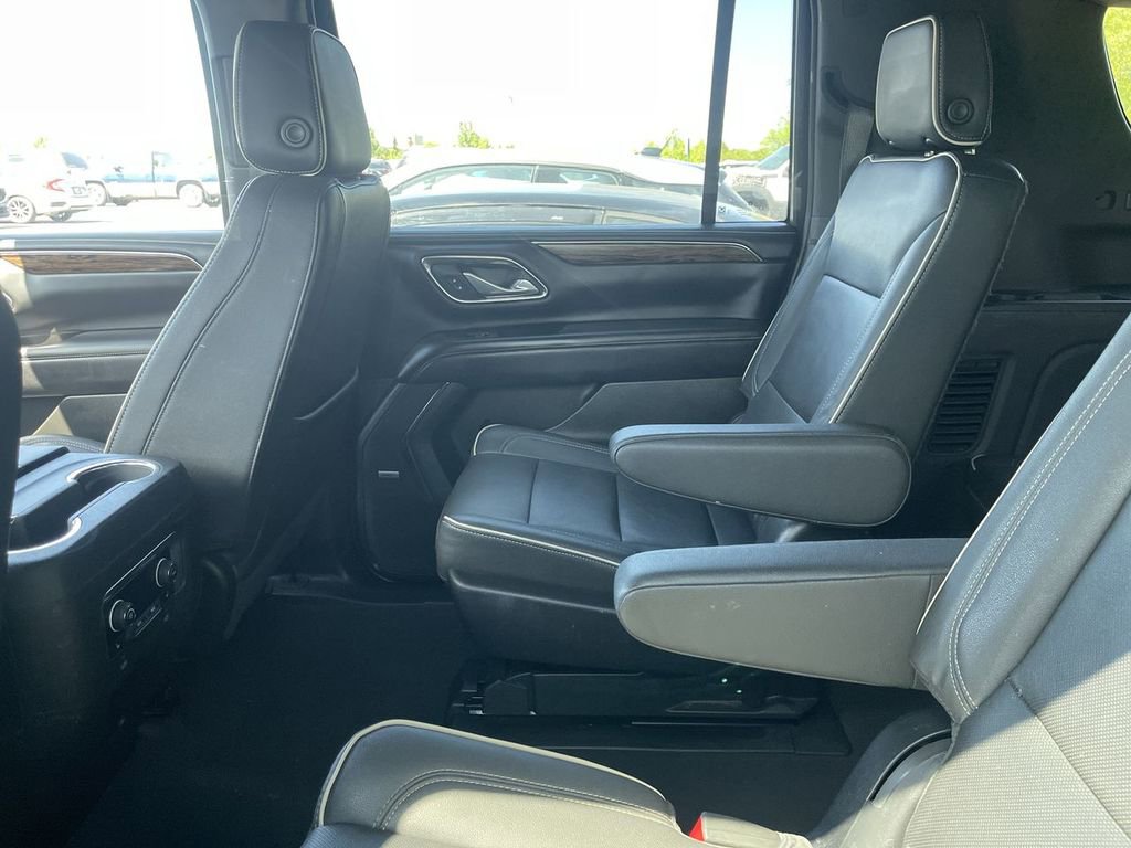 Used 2023 Chevrolet Suburban Premier RWD image 4