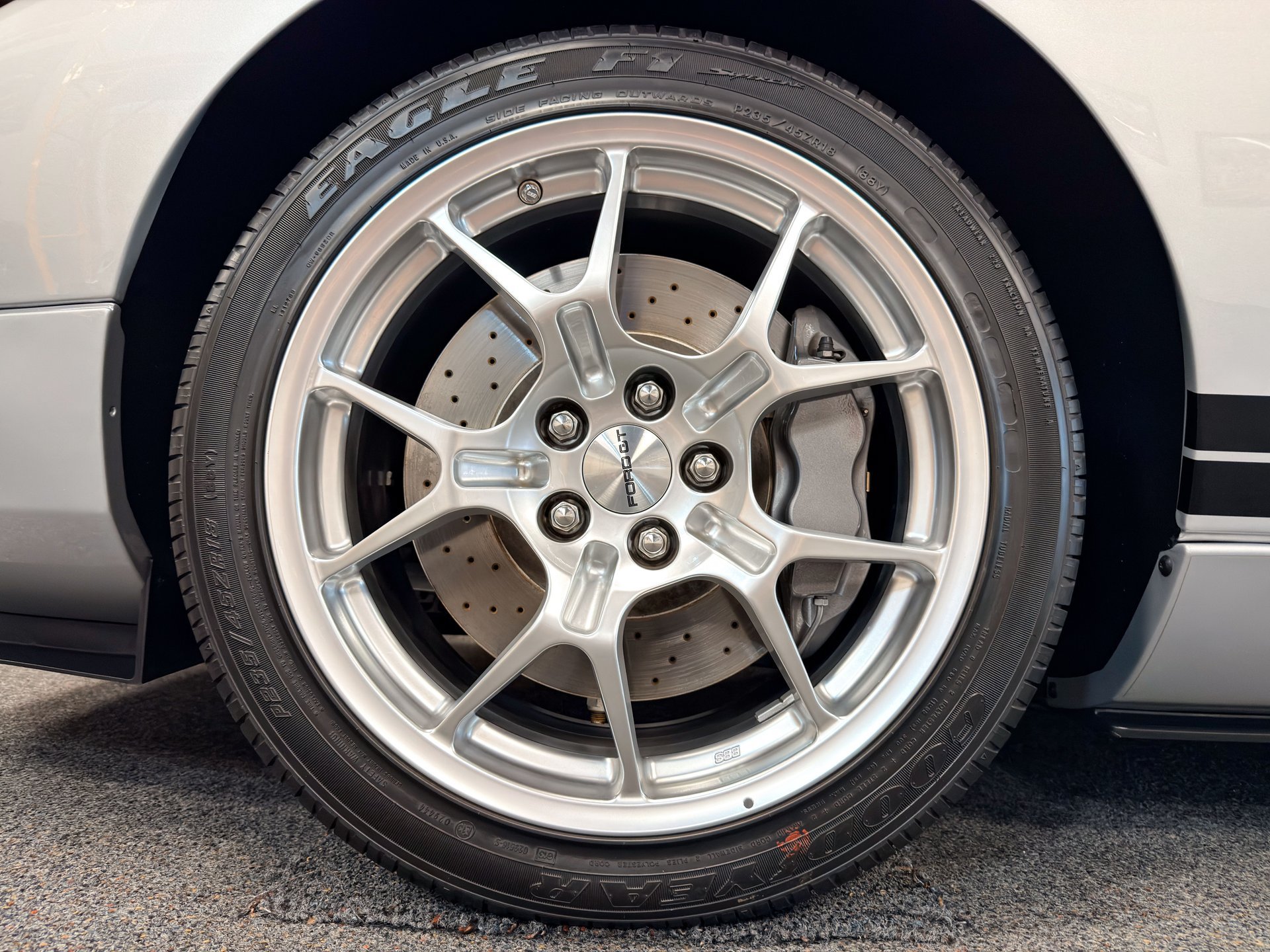 Used 2005 Ford GT RWD image 19