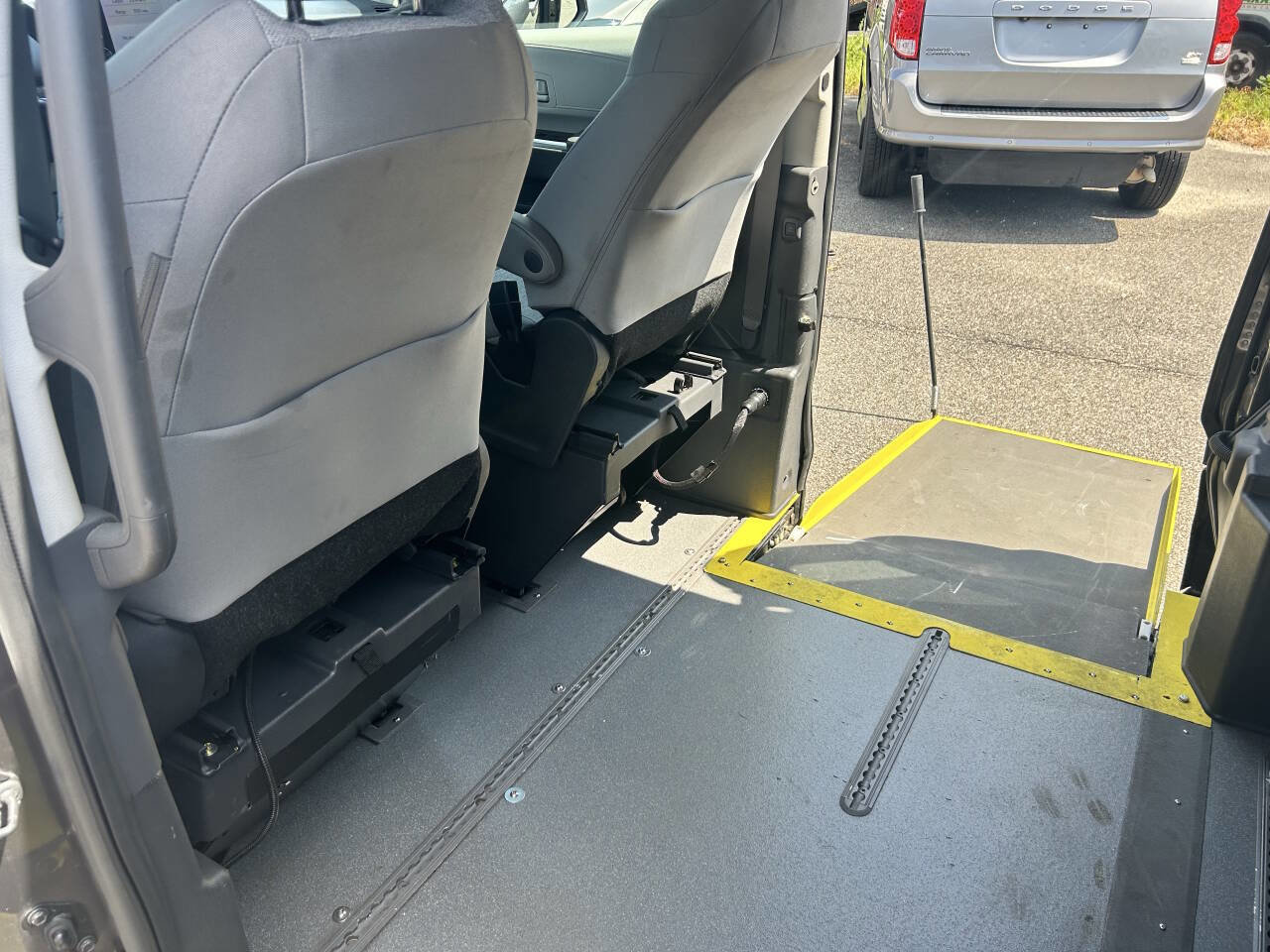 Used 2022 Toyota Sienna LE image 18