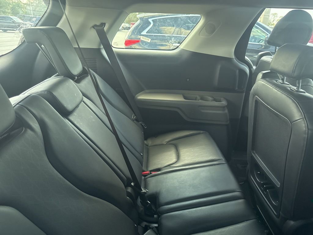 Used 2025 Kia Carnival FWD image 13