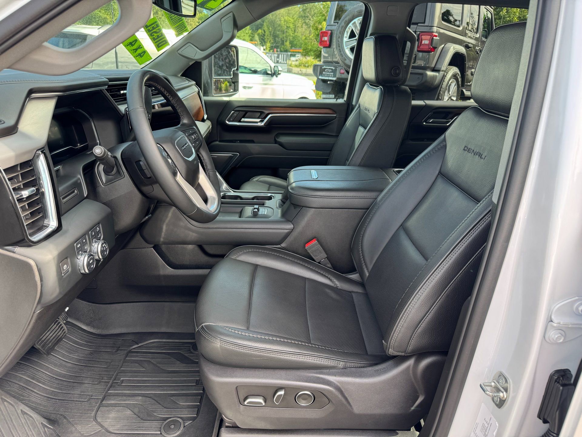 Used 2024 GMC Sierra 3500 Denali image 13