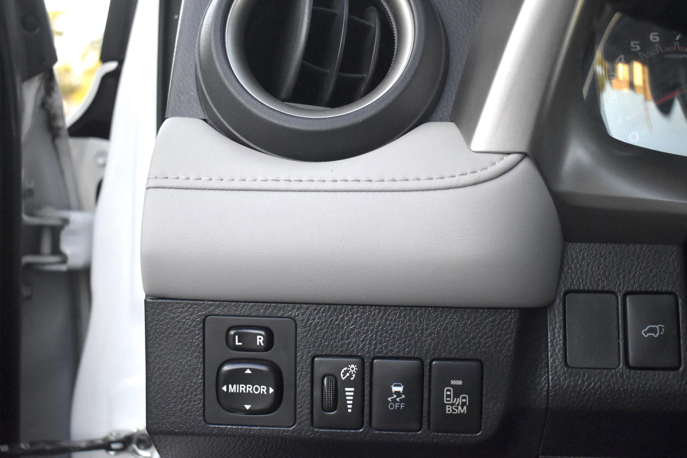 Used 2015 Toyota RAV4 Limited w/ Technology Package image 20