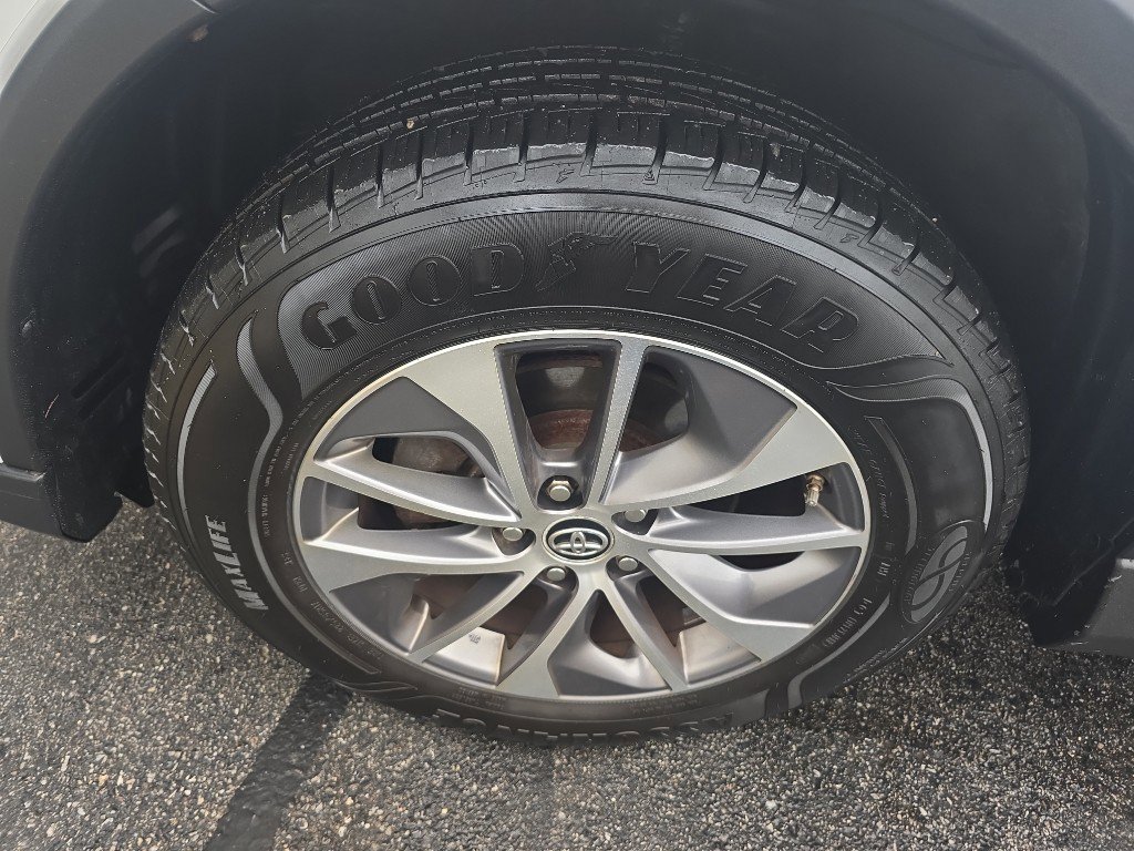 Used 2018 Toyota RAV4 XLE image 28