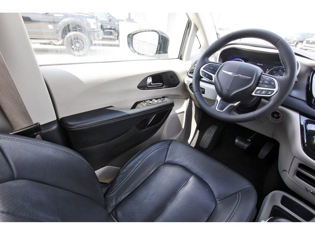 Used 2022 Chrysler Pacifica Touring-L image 8