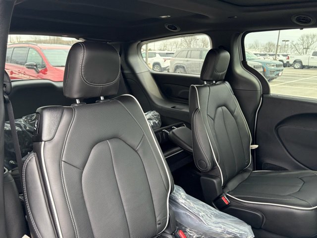 New 2026 Chrysler Pacifica Limited w/ S Appearance Package FWD image 33
