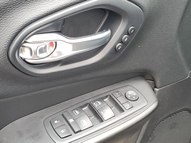 Used 2020 Jeep Cherokee Trailhawk AWD/4WD image 24